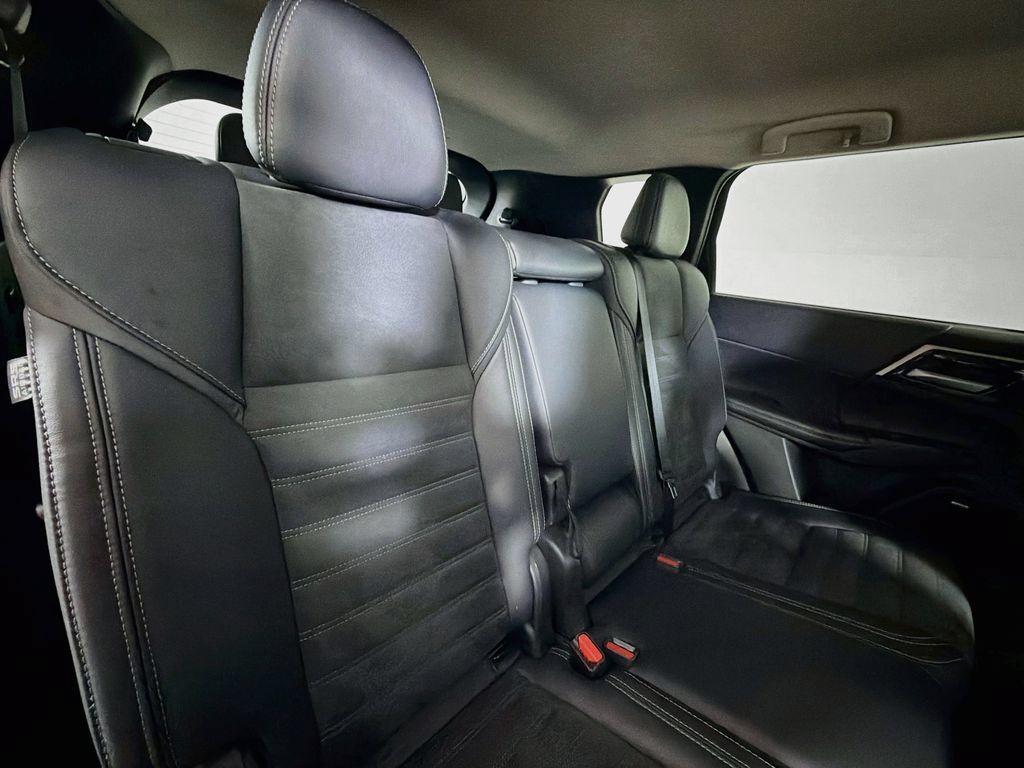 Used 2025 Mitsubishi Outlander AWD image 25
