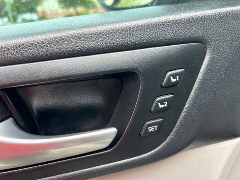 Used 2018 Toyota Highlander Limited Platinum FWD image 16