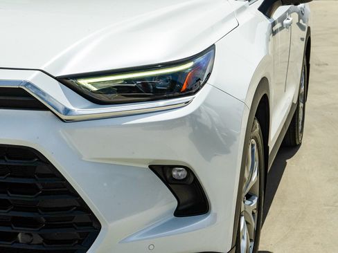 Certified 2024 Toyota Grand Highlander FWD image 8