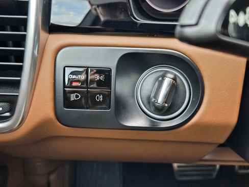 Used 2019 Porsche Cayenne Turbo image 16