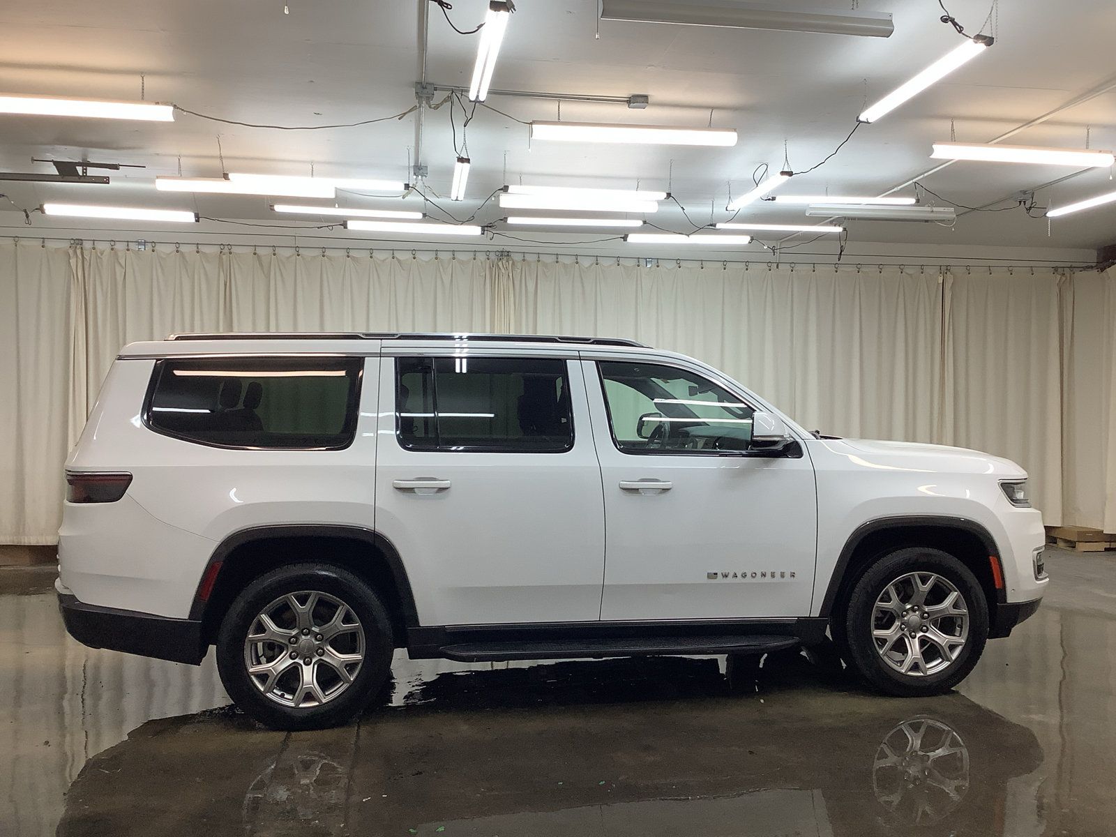 Used 2022 Jeep Wagoneer Series II AWD/4WD image 4