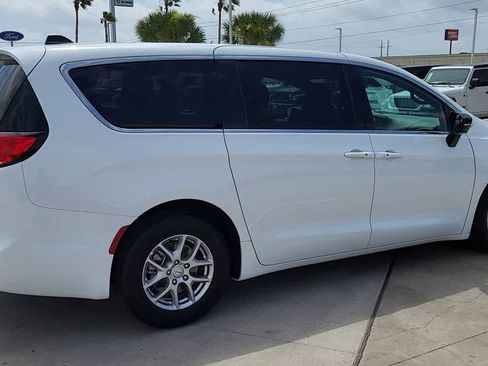 New 2026 Chrysler Pacifica Select FWD image 8