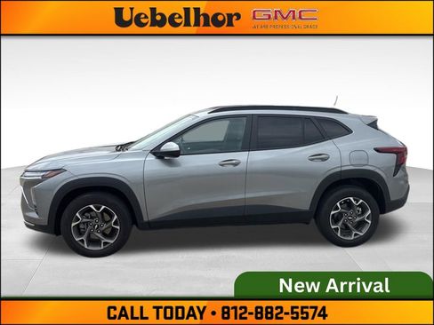 Used 2025 Chevrolet Trax LT w/ LT Convenience Package FWD image 10