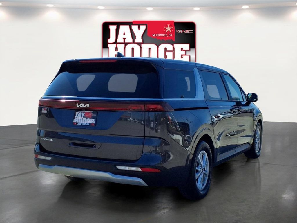 Used 2023 Kia Carnival LX FWD image 5