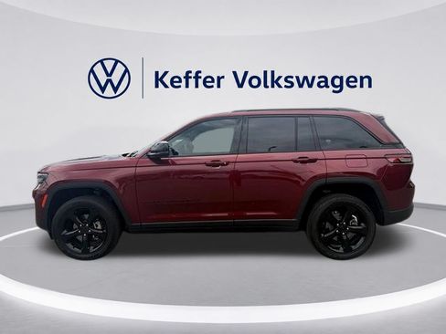 Used 2023 Jeep Grand Cherokee Altitude AWD/4WD image 2