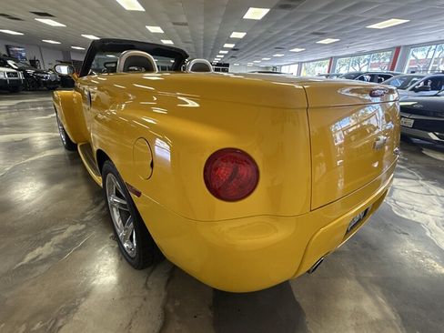 Used 2004 Chevrolet SSR w/ Preferred Equipment Group RWD image 5