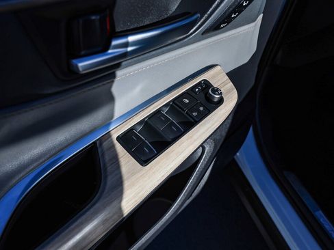 Used 2024 Toyota Venza Limited image 11