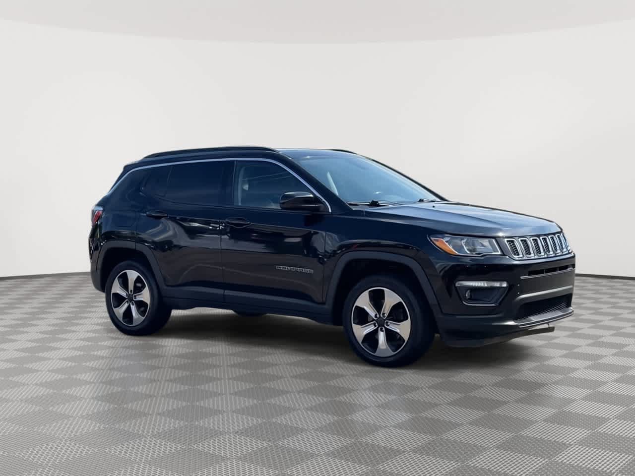 Used 2018 Jeep Compass Latitude w/ Cold Weather Group AWD/4WD image 2