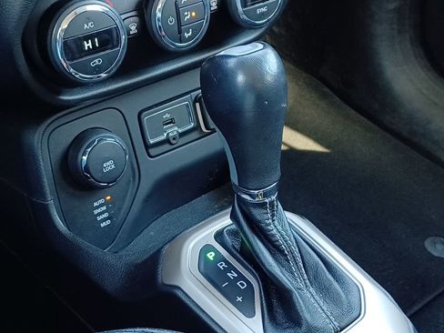 Used 2016 Jeep Renegade Limited image 23