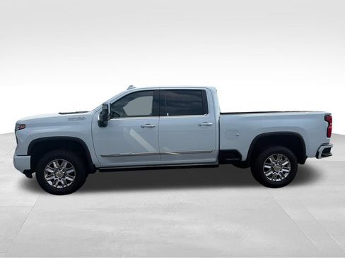 Used 2026 Chevrolet Silverado 2500 High Country w/ High Country Premium Package AWD/4WD image 2
