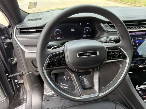 Used 2023 Jeep Grand Cherokee Overland AWD/4WD image 25