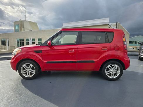 Used 2010 Kia Soul + w/ Audio Pkg image 3