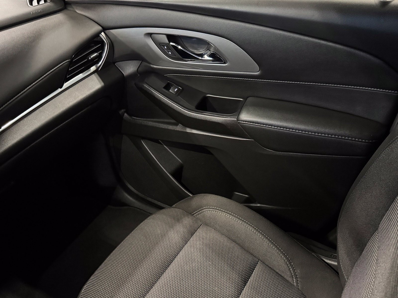Used 2023 Chevrolet Traverse LT FWD image 41