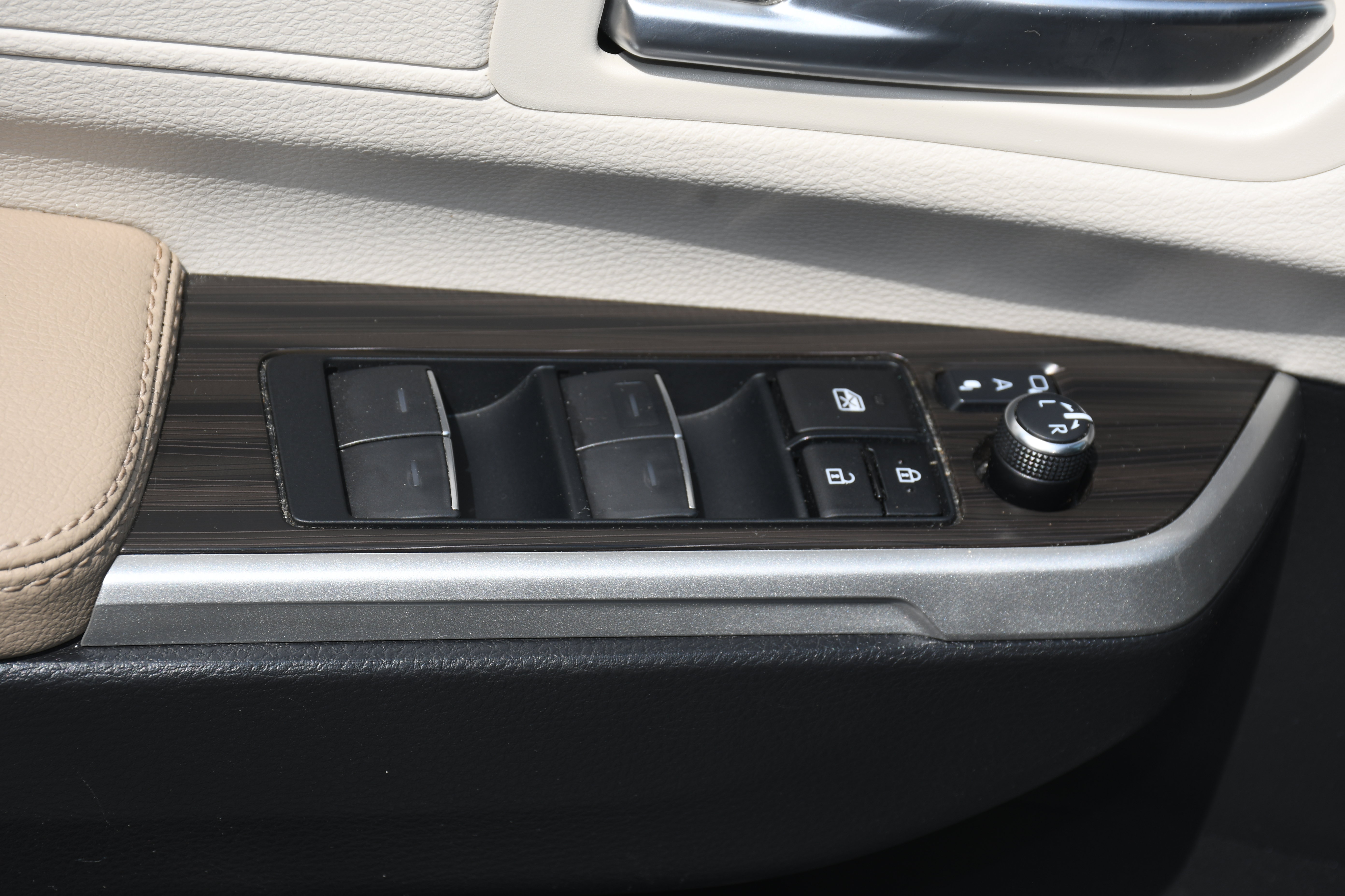 Certified 2024 Toyota Sienna Limited FWD image 11