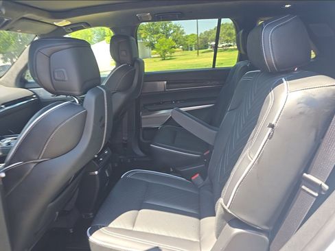 Used 2026 Cadillac Vistiq Platinum w/ LPO, Floor Liner Package AWD/4WD image 8