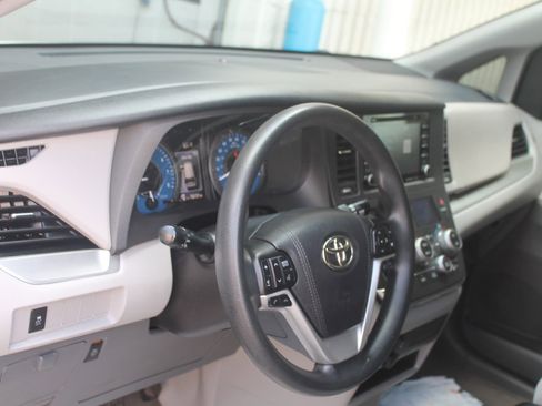 Used 2018 Toyota Sienna LE image 15