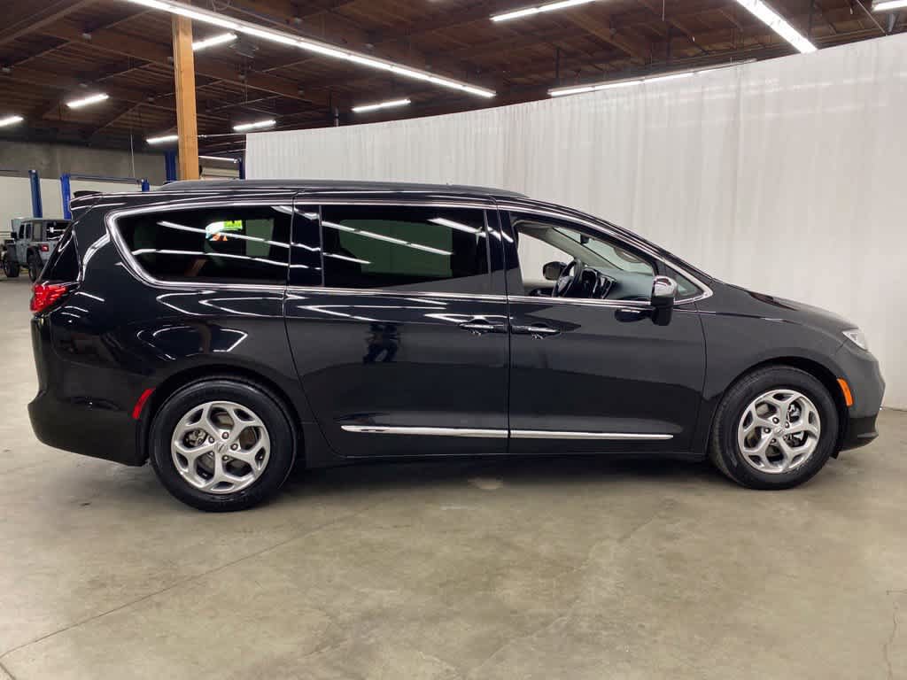 Used 2023 Chrysler Pacifica Limited FWD image 7