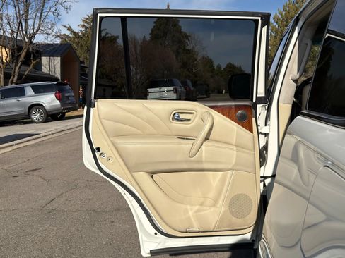 Used 2016 INFINITI QX80 4WD w/ Deluxe Technology Package image 19