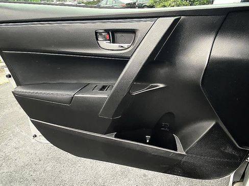 Used 2018 Toyota Corolla SE FWD image 9