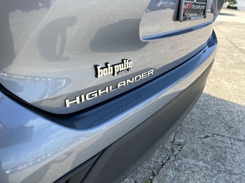 Used 2021 Toyota Highlander XLE AWD/4WD image 32