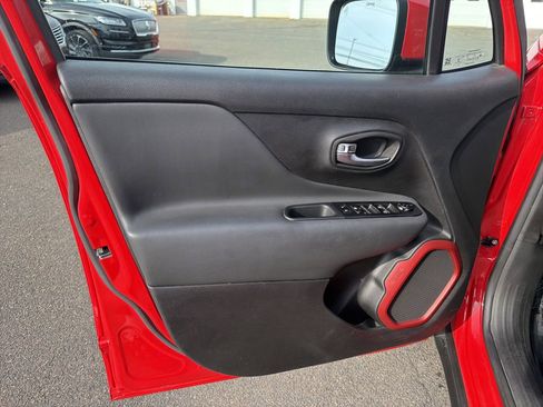 Used 2022 Jeep Renegade Latitude w/ Sun/Sound Group image 10