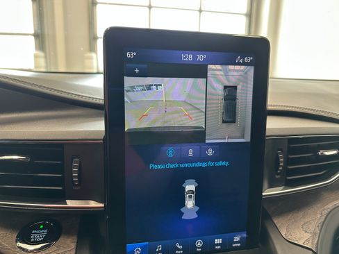 Used 2020 Ford Explorer Platinum w/ Premium Technology Package AWD/4WD image 24