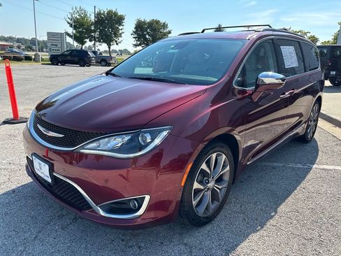 Used 2017 Chrysler Pacifica Limited w/ UConnect Theater Package FWD image 8