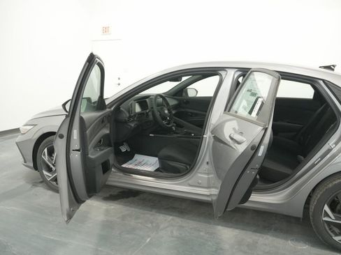 Used 2025 Hyundai Elantra Sport image 28