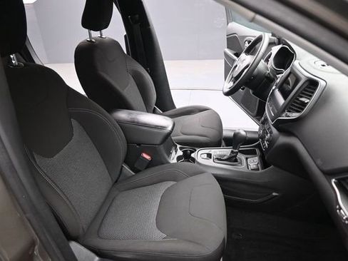 Used 2019 Jeep Cherokee Latitude w/ Popular Appearance Group FWD image 25