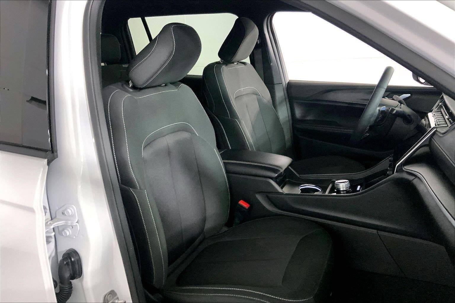 Used 2025 Jeep Grand Cherokee L Laredo w/ Luxury Tech Group I AWD/4WD image 7