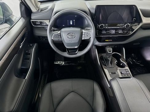 Certified 2026 Toyota Highlander Limited AWD/4WD image 4