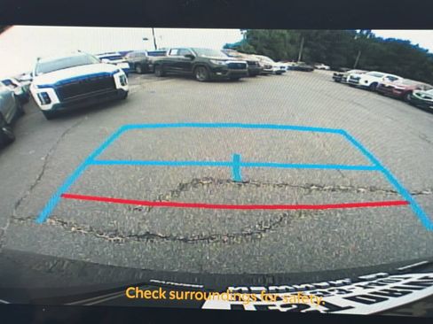Used 2025 Toyota Sienna XLE FWD image 28