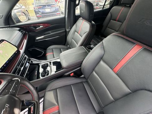 Used 2025 Chevrolet Traverse RS image 22