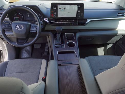 Used 2024 Toyota Sienna LE AWD/4WD image 10
