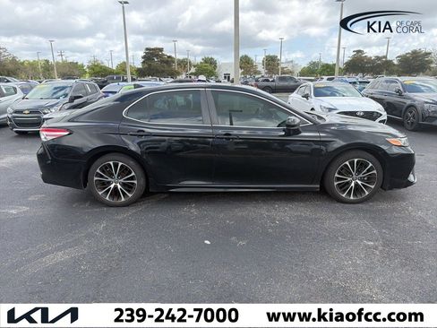 Used 2020 Toyota Camry SE image 1