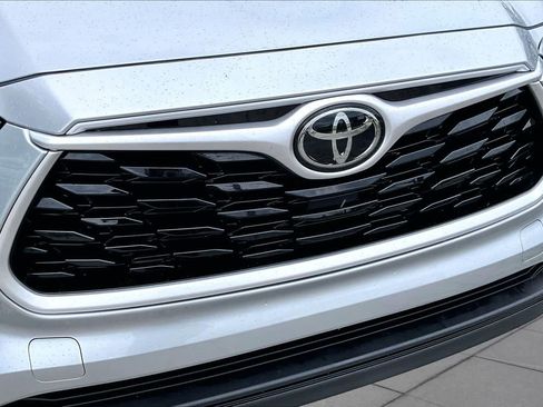 Used 2021 Toyota Highlander XLE FWD image 30