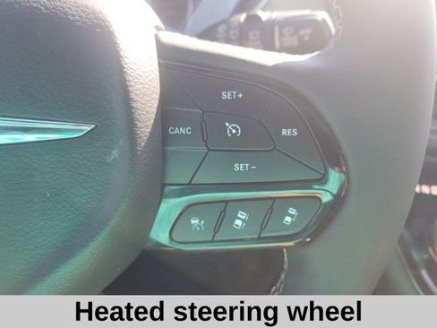 Used 2025 Chrysler Pacifica Limited image 12