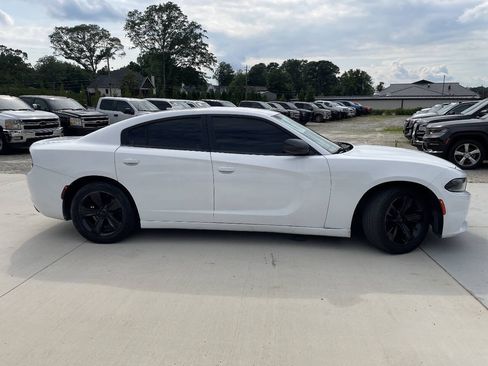 Used 2017 Dodge Charger SXT RWD image 4
