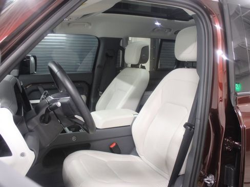 Used 2023 Land Rover Defender 130 SE image 5