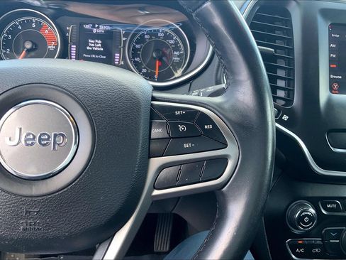 Used 2019 Jeep Cherokee Latitude Plus AWD/4WD image 23