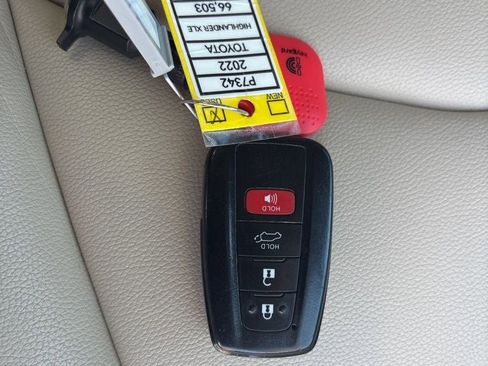 Used 2022 Toyota Highlander XLE AWD/4WD image 45