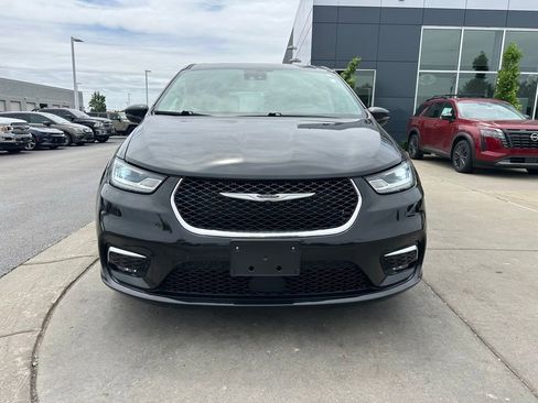 Used 2023 Chrysler Pacifica Touring-L FWD image 5