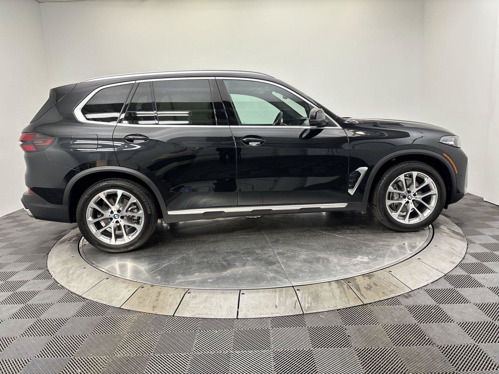 Used 2024 BMW X5 xDrive40i w/ Parking Assistance Package AWD/4WD image 17