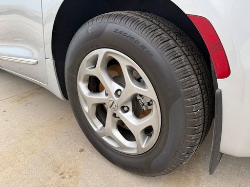 Used 2023 Chrysler Pacifica Limited image 9