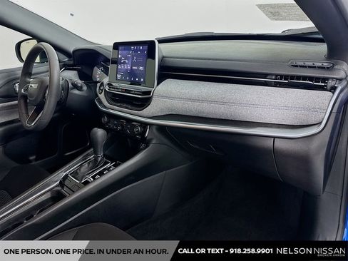 Used 2025 Jeep Compass Sport w/ Mopar Graphics Package image 27