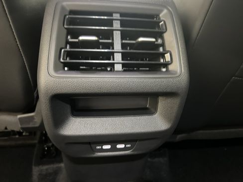 New 2025 Volkswagen Tiguan SE image 34