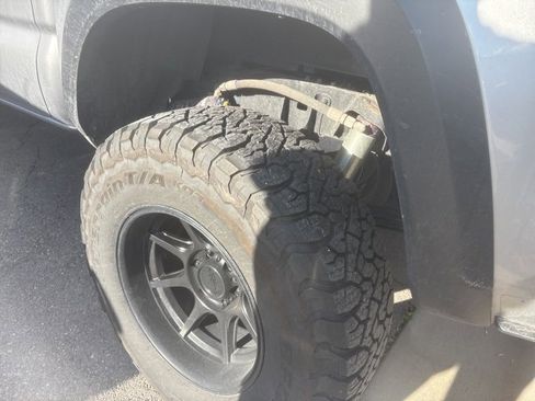 Used 2017 Toyota Tacoma TRD Off-Road w/ Premium & Technology Package image 2