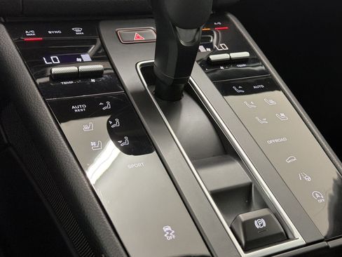 Used 2026 Porsche Macan AWD/4WD image 14