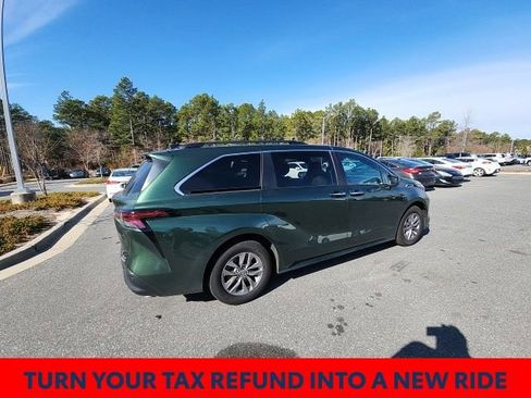 Used 2024 Toyota Sienna XLE w/ XLE Plus Package image 15