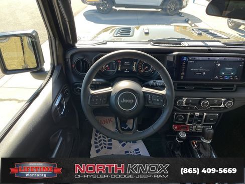 Used 2025 Jeep Wrangler Unlimited Rubicon image 12
